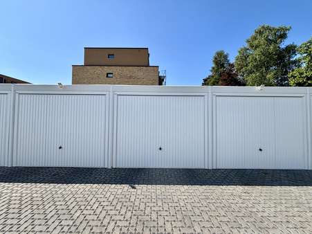 Garage mit elektrischem Sektionaltor - Etagenwohnung in 31157 Sarstedt mit 111m² kaufen
