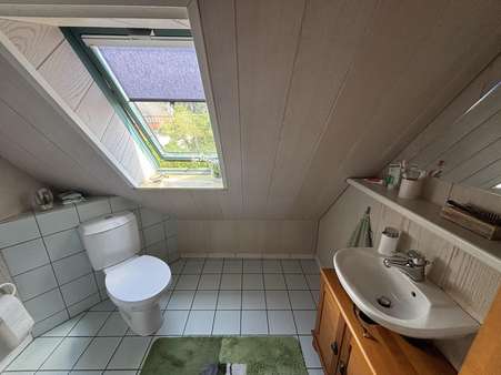 Gäste-WC im Dachgeschoss Gäste-WC im Dachgeschoss - Zweifamilienhaus in 30827 Garbsen mit 246m² kaufen