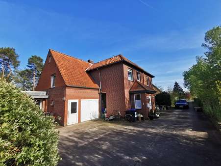 Seitenansicht / Garage - Zweifamilienhaus in 31535 Neustadt mit 205m² kaufen
