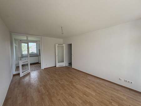 Blick vom Balkon Richtung Küche Blick vom Balkon Richtung Küche - Mehrfamilienhaus in 30827 Garbsen mit 423m² kaufen