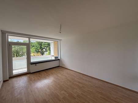 Wohnzimmer Wohnzimmer - Mehrfamilienhaus in 30827 Garbsen mit 423m² kaufen