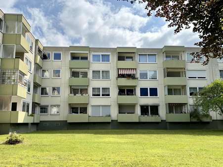 Rückansicht Gebäude - Dachgeschosswohnung in 30880 Laatzen mit 73m² kaufen
