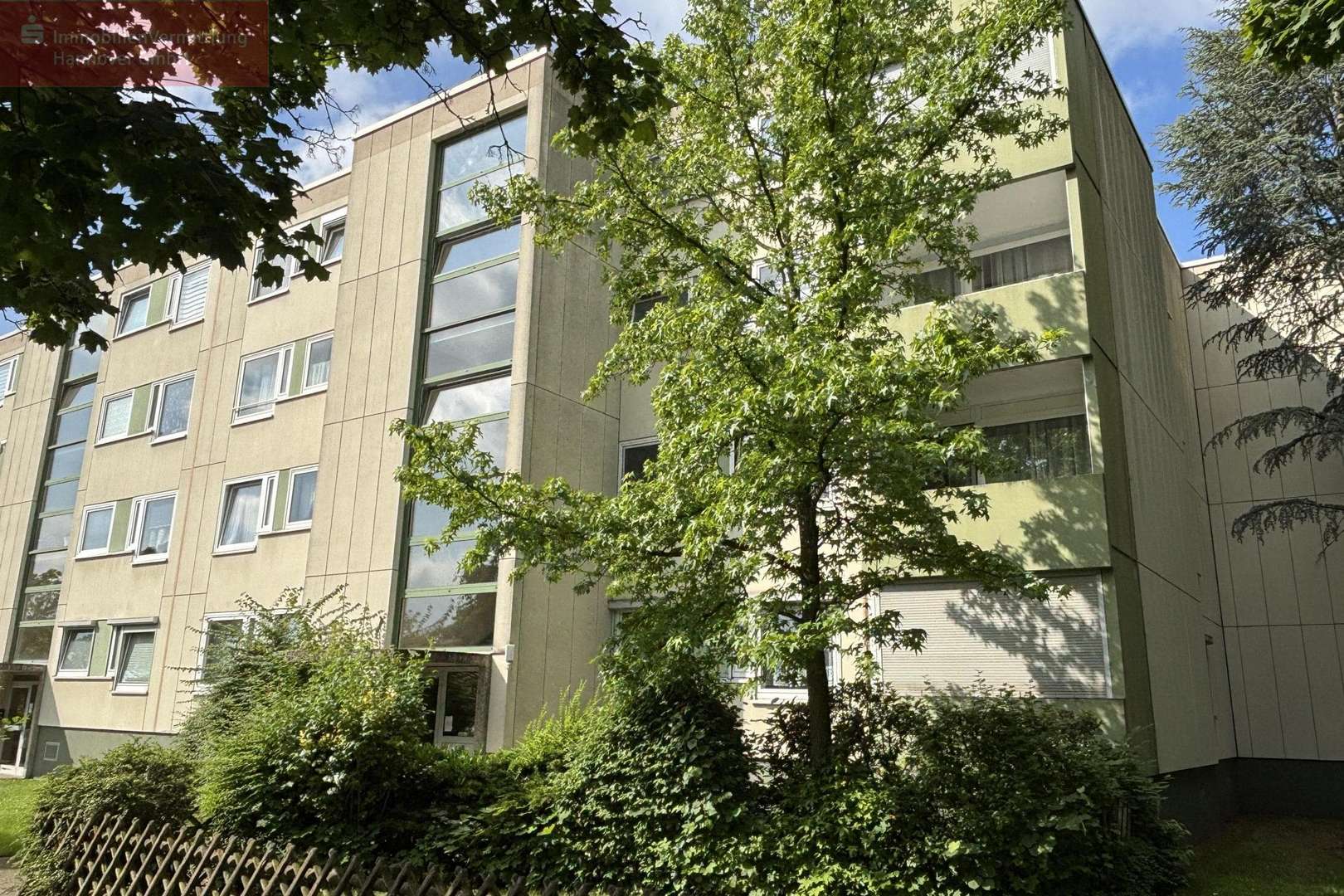 Vorderansicht Gebäude - Dachgeschosswohnung in 30880 Laatzen mit 73m² kaufen