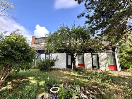 Rückansicht Gebäude Rückansicht Gebäude - Einfamilienhaus in 30880 Laatzen mit 144m² kaufen