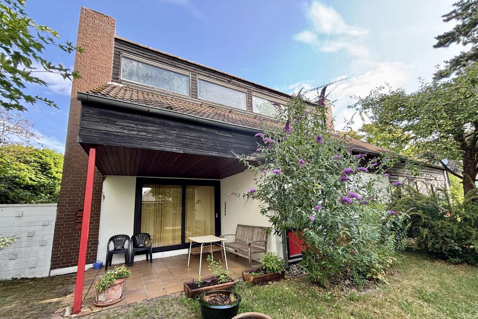 Rückansicht Gebäude Rückansicht Gebäude - Einfamilienhaus in 30880 Laatzen mit 144m² kaufen
