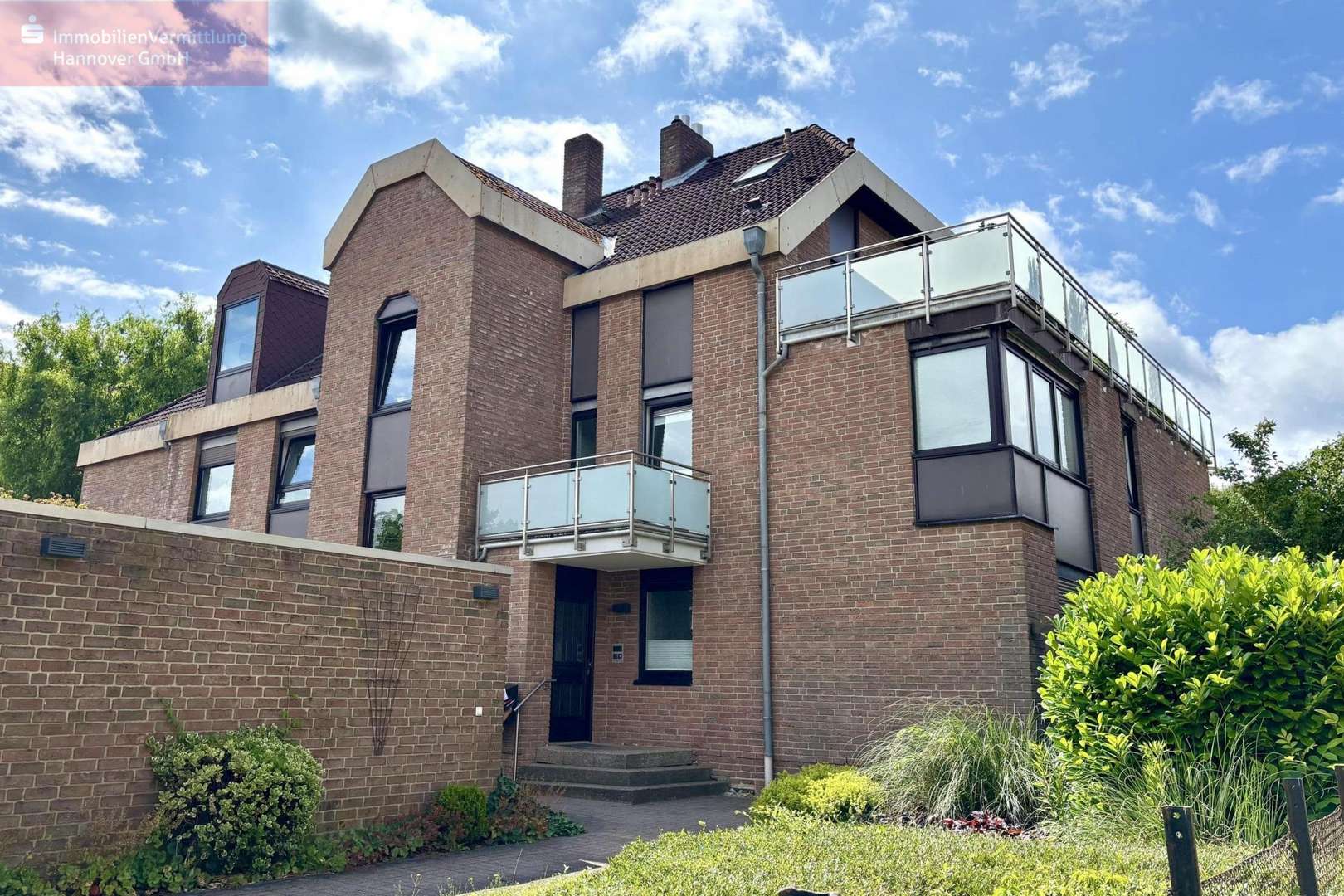 Vorderansicht Gebäude Vorderansicht Gebäude - Maisonette-Wohnung in 30966 Hemmingen mit 84m² kaufen