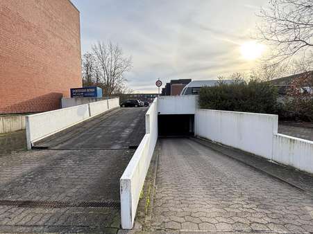 Zufahrt Tiefgaragenanlage Zufahrt Tiefgaragenanlage - Einzelgarage in 30880 Laatzen mit 0m² kaufen