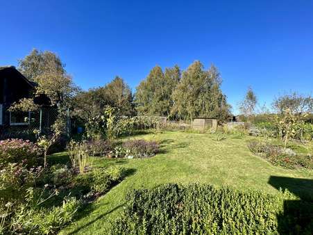 Blick in den Garten - Einfamilienhaus in 30938 Burgwedel mit 123m² kaufen