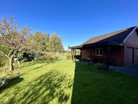 Blick in den Garten - Einfamilienhaus in 30938 Burgwedel mit 123m² kaufen