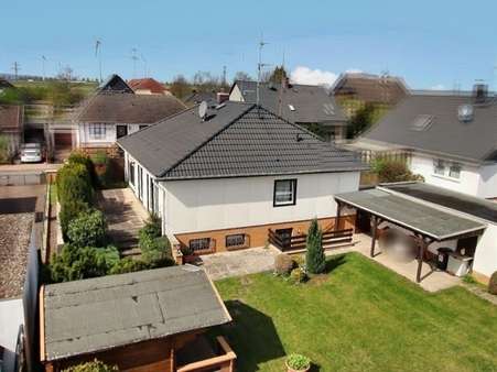 Gebäuderückseite - Bungalow in 30982 Pattensen mit 102m² kaufen