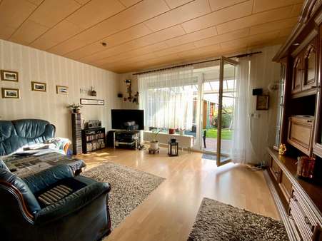 Wohnzimmer - Reihenmittelhaus in 30938 Burgwedel mit 94m² kaufen