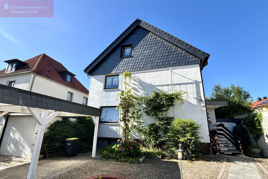 Vorderansicht Gebäude Vorderansicht Gebäude - Zweifamilienhaus in 30966 Hemmingen mit 189m² kaufen