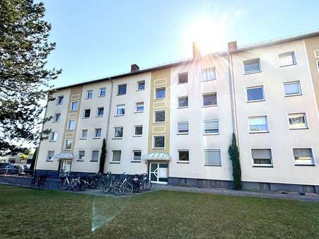 Vorderansicht Gebäude - Etagenwohnung in 30966 Hemmingen mit 68m² kaufen