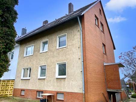 Rückseite Gebäude - Mehrfamilienhaus in 30880 Laatzen mit 226m² kaufen