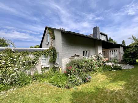 Blick aus dem Garten - Einfamilienhaus in 30916 Isernhagen mit 227m² kaufen