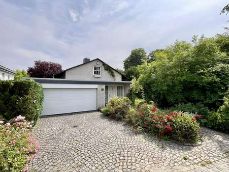 Frontansicht - Einfamilienhaus in 30916 Isernhagen mit 227m² kaufen