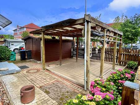 Carport und Fahrradabstellraum vor dem Haus - Reihenendhaus in 30880 Laatzen mit 137m² kaufen