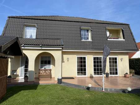 Gebäuderückseite - Zweifamilienhaus in 30966 Hemmingen mit 164m² kaufen