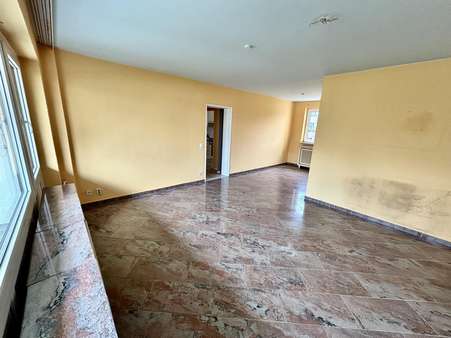 Wohnzimmer - Etagenwohnung in 30519 Hannover mit 85m² kaufen