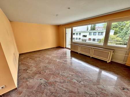 Wohnzimmer - Etagenwohnung in 30519 Hannover mit 85m² kaufen