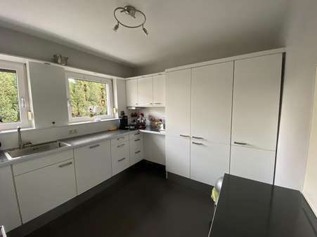 Küche im Erdgeschoss - Zweifamilienhaus in 30926 Seelze mit 194m² günstig kaufen