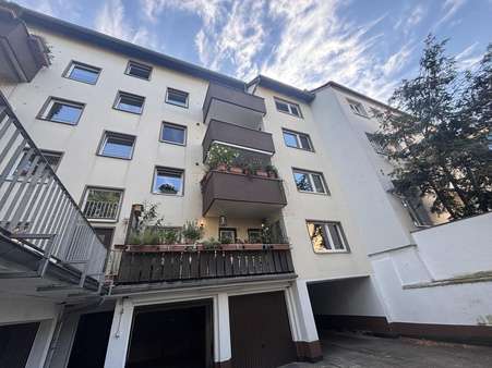 Rückansicht mit Garagenhof Rückansicht mit Garagenhof - Etagenwohnung in 30161 Hannover mit 102m² kaufen