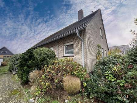 Seitenansicht - Einfamilienhaus in 31275 Lehrte mit 110m² kaufen