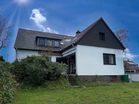 Rückseite mit Terrasse - Zweifamilienhaus in 30826 Garbsen mit 193m² kaufen