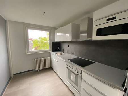 Blick in die Küche - Dachgeschosswohnung in 30827 Garbsen mit 65m² kaufen