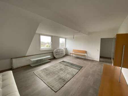 Wohnzimmer - Dachgeschosswohnung in 30827 Garbsen mit 65m² kaufen