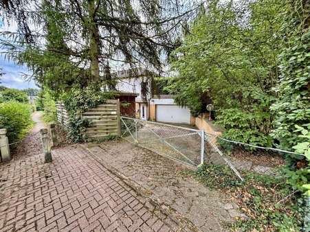 Einfahrt zur Garage - Bungalow in 30900 Wedemark mit 144m² kaufen