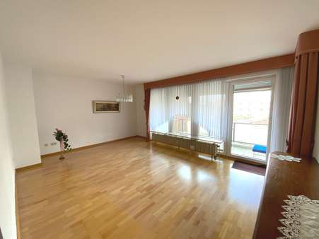 Wohnzimmer - Etagenwohnung in 30851 Langenhagen mit 92m² kaufen