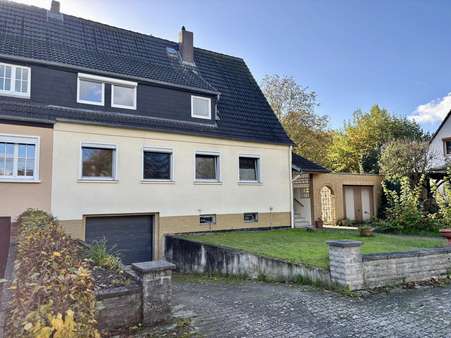 Ansicht von der Straßenseite - Doppelhaushälfte in 30853 Langenhagen mit 184m² kaufen