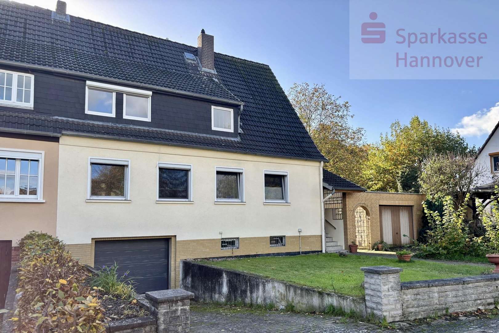 Ansicht von der Straßenseite - Doppelhaushälfte in 30853 Langenhagen mit 184m² kaufen