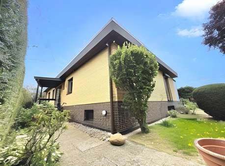 Eingangsansicht Gebäude - Bungalow in 30880 Laatzen mit 120m² kaufen