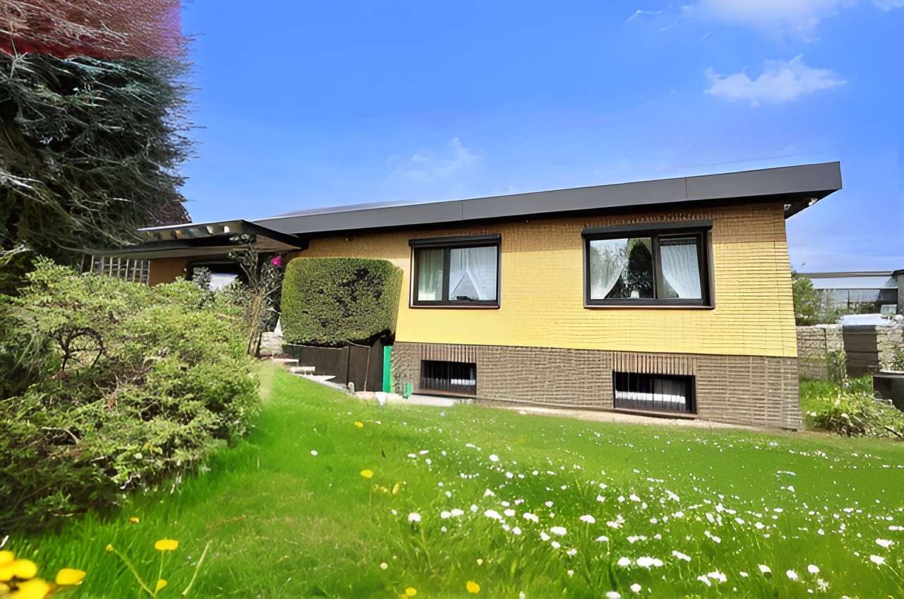 Rückansicht Gebäude - Bungalow in 30880 Laatzen mit 120m² kaufen