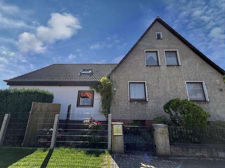 Frontansicht - Zweifamilienhaus in 31319 Sehnde mit 194m² kaufen