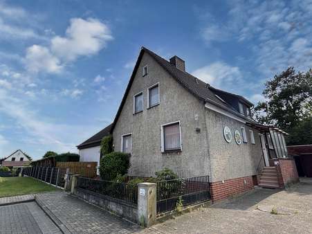 Frontansicht (Vorderhaus) - Zweifamilienhaus in 31319 Sehnde mit 194m² kaufen