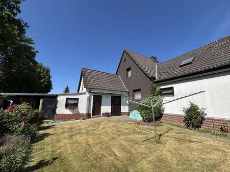 Gartenbereich (Seitlich) - Zweifamilienhaus in 31319 Sehnde mit 194m² kaufen