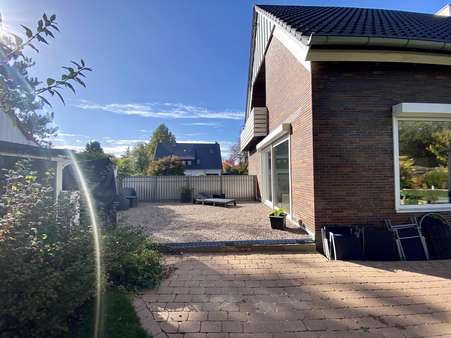 Terrasse neben dem Haus - Einfamilienhaus in 30916 Isernhagen mit 200m² günstig kaufen