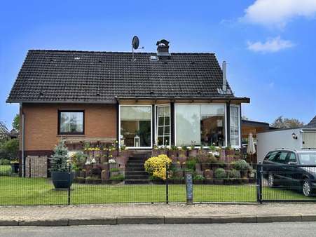 Ansicht von der Straßenseite - Einfamilienhaus in 30900 Wedemark mit 118m² kaufen