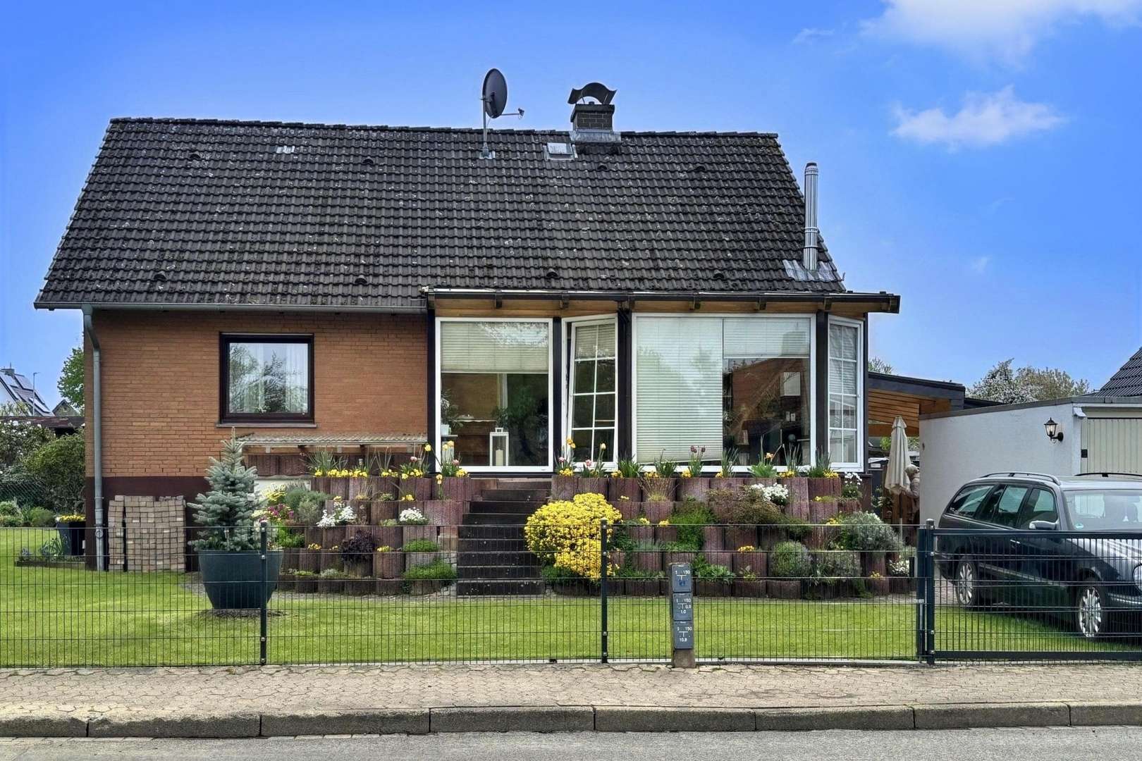 Ansicht von der Straßenseite - Einfamilienhaus in 30900 Wedemark mit 118m² kaufen