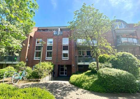 Eingangsansicht Gebäude - Erdgeschosswohnung in 30539 Hannover mit 77m² kaufen