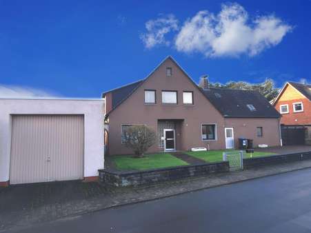 Straßenseite - Einfamilienhaus in 31535 Neustadt mit 247m² günstig kaufen