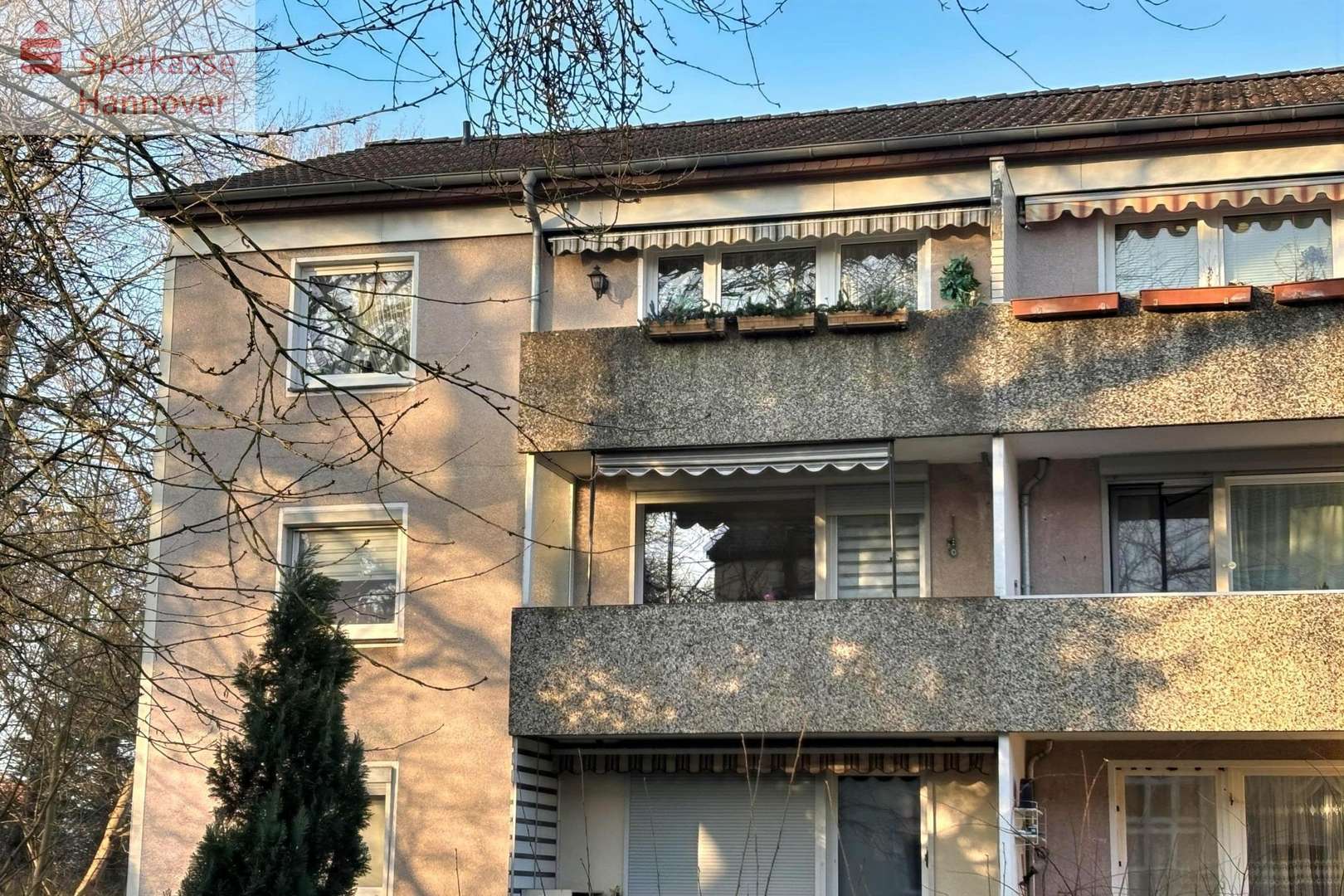 Rückseite des Mehrfamilienhauses - Etagenwohnung in 30926 Seelze mit 83m² kaufen