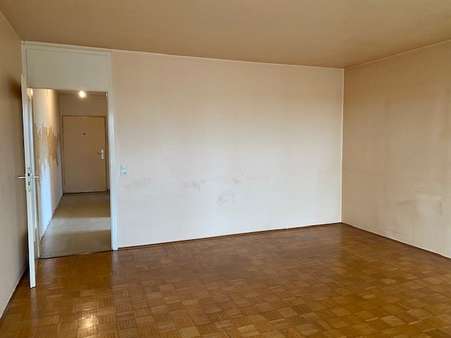 Wohnzimmer - Etagenwohnung in 30627 Hannover mit 50m² günstig kaufen