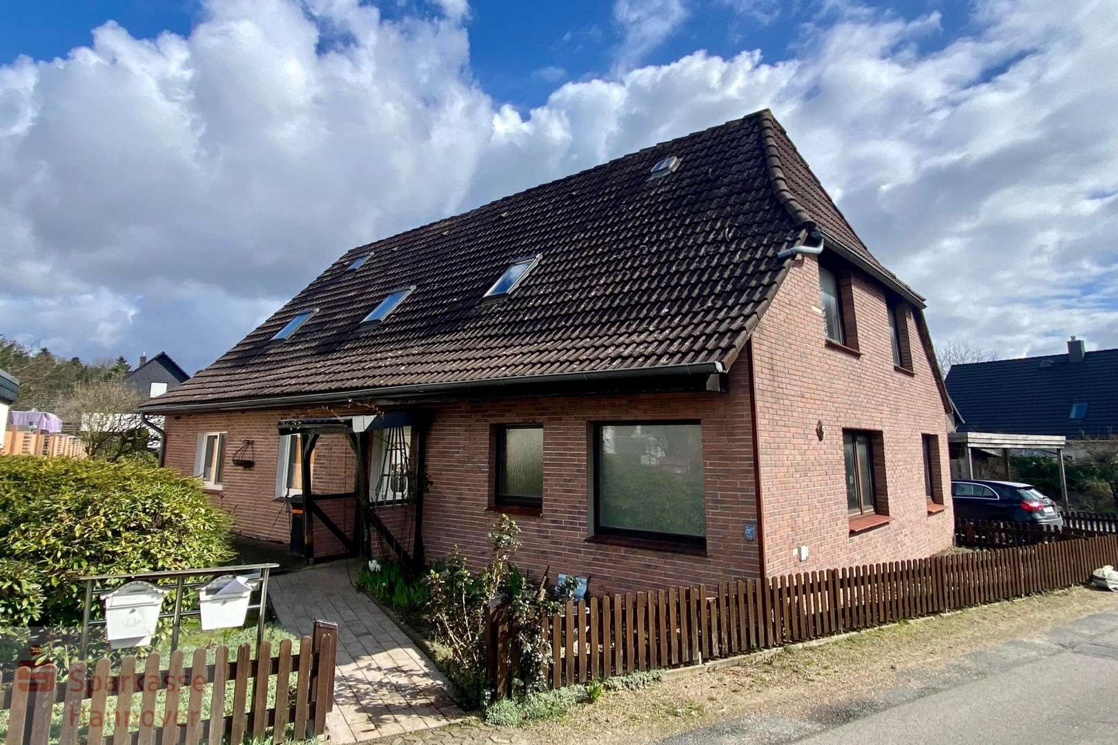 Hauseingang Einliegerwohnung - Einfamilienhaus in 30900 Wedemark mit 202m² günstig kaufen
