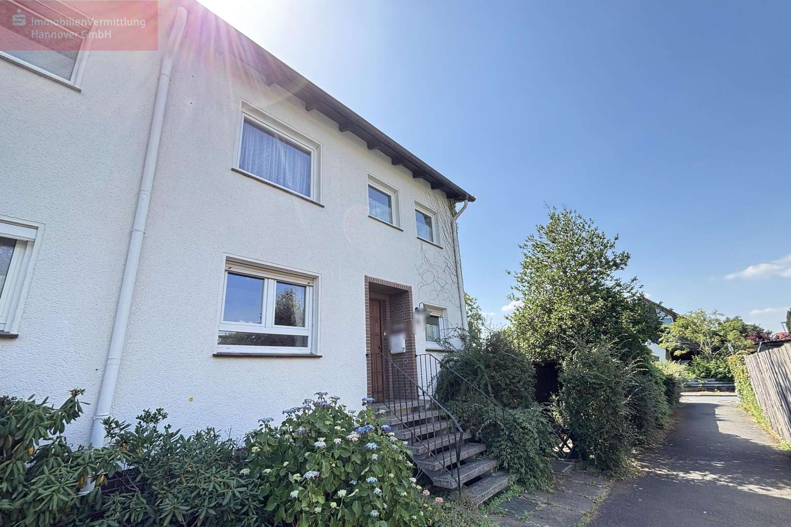 Gebäudevorderseite - Reihenendhaus in 30938 Burgwedel mit 126m² kaufen