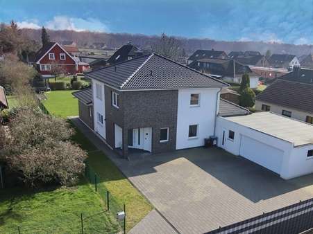 Hochbild Eingangsseite - Einfamilienhaus in 31535 Neustadt mit 214m² kaufen