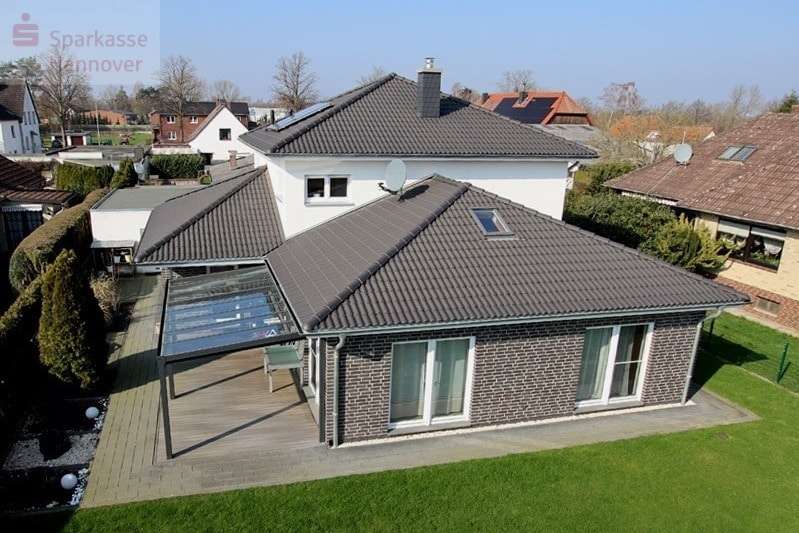 Hochbild Gartenseite - Einfamilienhaus in 31535 Neustadt mit 214m² kaufen